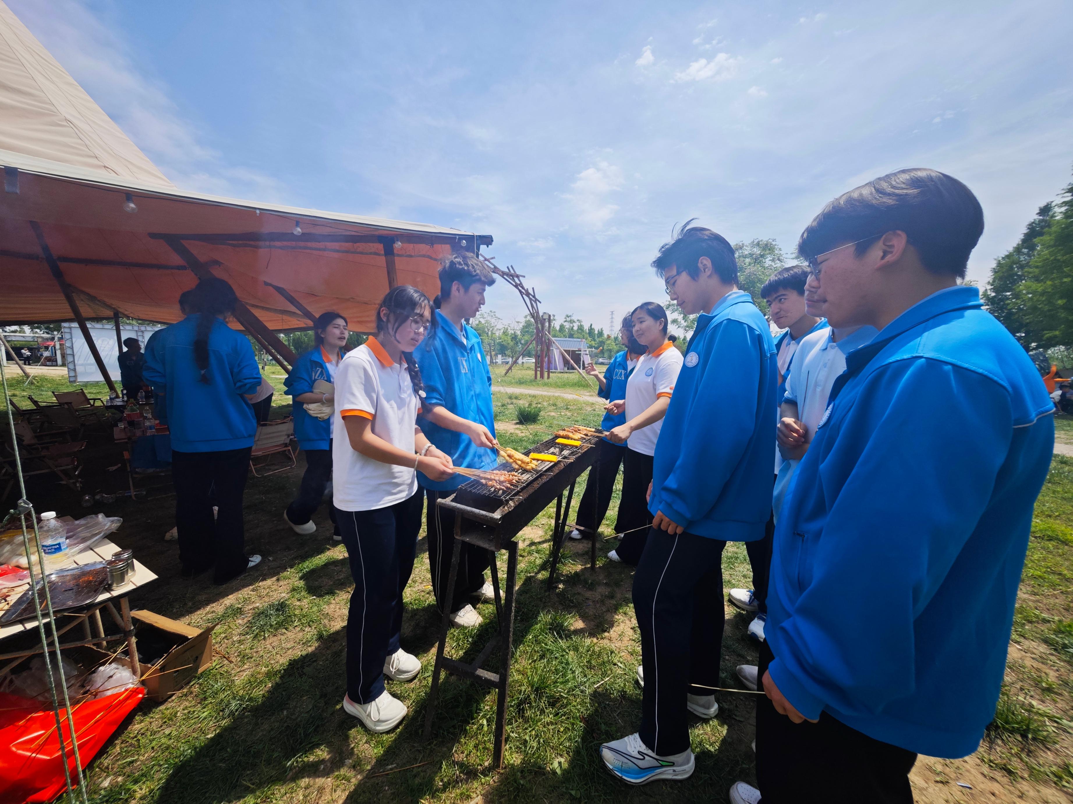 五一假期期间，在露营地进行团建的游客。 人民网记者 王天乐摄